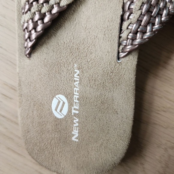New Terrain Size 7 sandals almost new - Picture 4 of 7